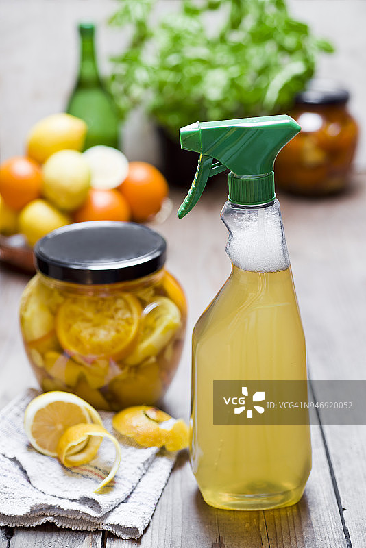 自制清洁剂，醋，柑橘类水果皮，生姜和水图片素材