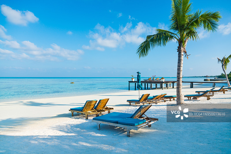 在Canareef度假村马尔代夫，Herathera岛，阿杜环礁躺椅图片素材