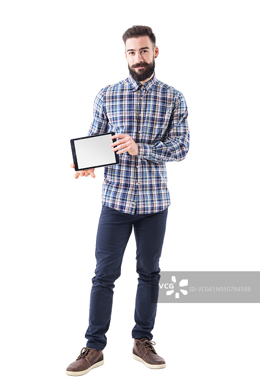 快乐自信，成功的年轻大胡子商人展示空白的平板电脑屏幕。图片素材