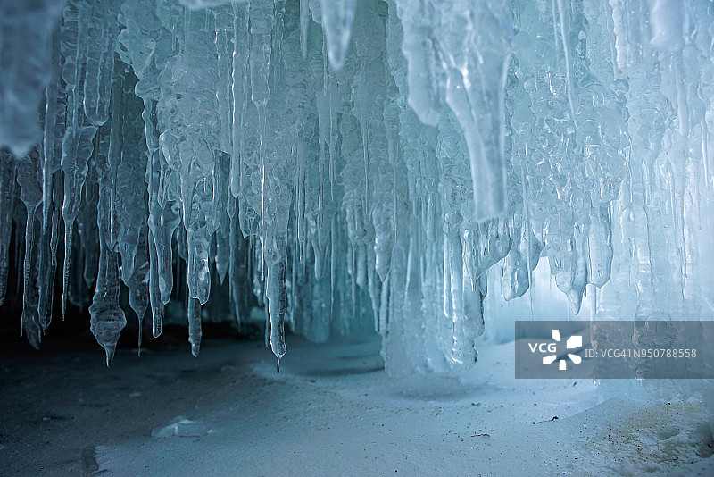 贝加尔湖冬季的冰洞图片素材