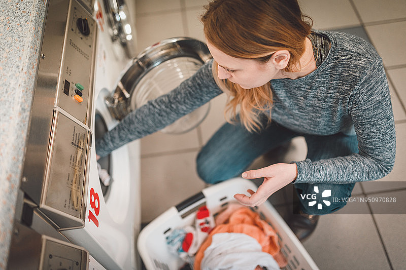一个女人洗衣服的特写图片素材