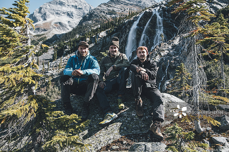 加拿大，不列颠哥伦比亚省，冰川国家公园，三个徒步旅行者在唐纳德爵士小径休息图片素材