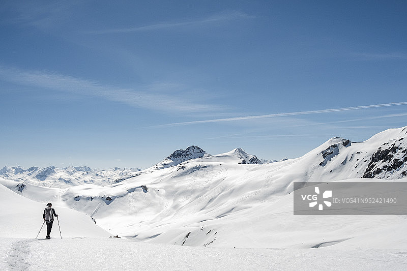 雪山顶上的徒步者图片素材