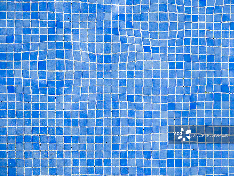 游泳池地板上有规则的二次瓷砖图案图片素材