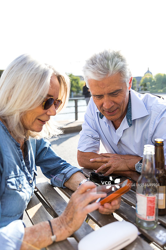 巴黎-塞纳河-生活和放松的假期-老年人有乐趣的饮酒图片素材