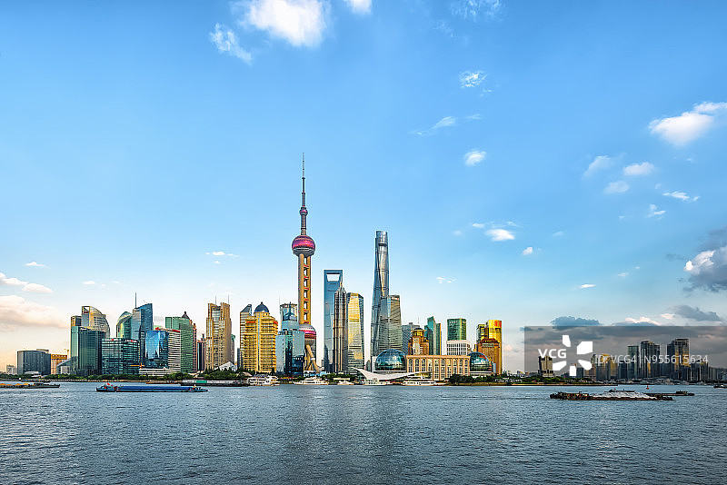 阳光明媚的上海天际线，中国图片素材