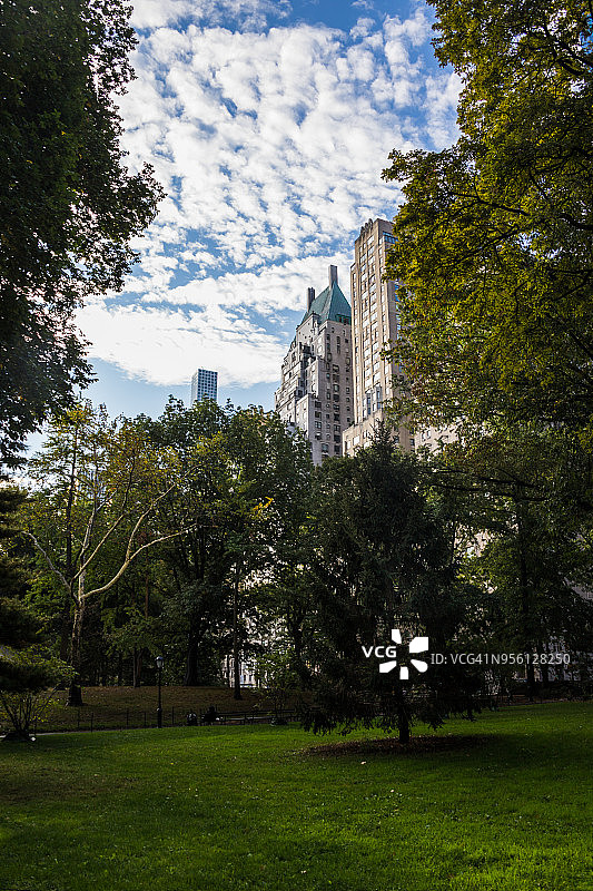 风景优美的中央公园，后面是纽约市图片素材