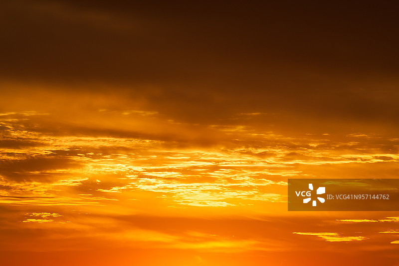 炙热明亮充满活力的橙色和黄色日落天空的颜色图片素材