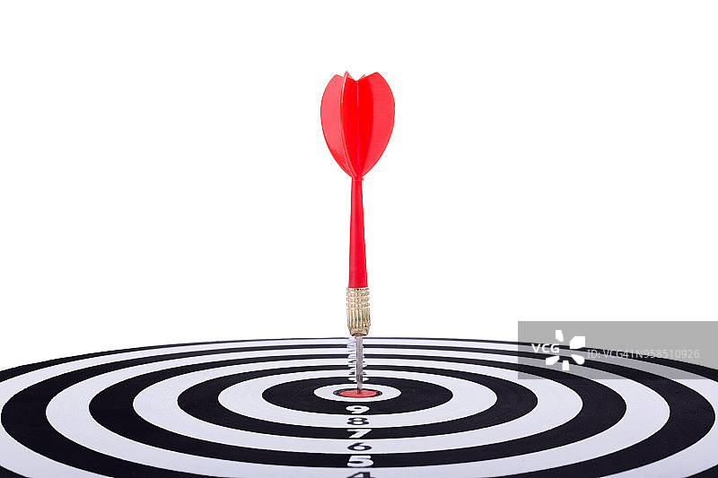 近距离射击红色飞镖箭头在圆靶的中心，隐喻目标成功，赢家的概念，孤立在白色背景与剪切路径图片素材