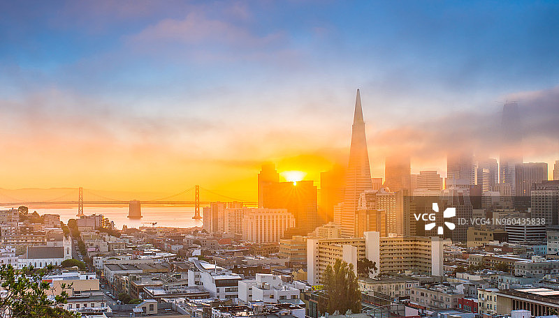 日出的旧金山天际线图片素材