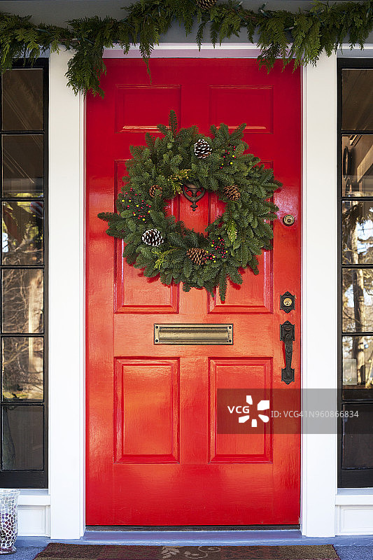 圣诞花环挂在红门上图片素材