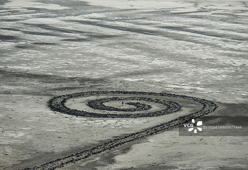 大盐湖沙上螺旋图案的高角度视图图片素材