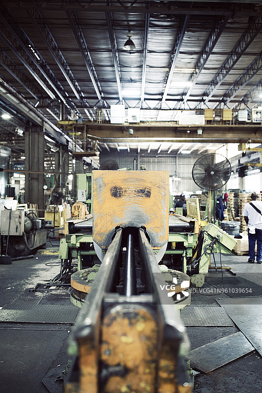 在钢铁工业中工作的蓝领工人的中距离视图图片素材