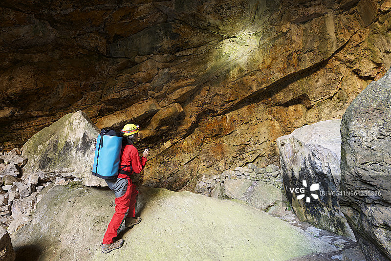 全长考古学家站在洞穴图片素材