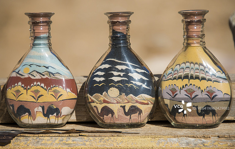 装着沙子的瓶子，约旦当地的传统纪念品图片素材
