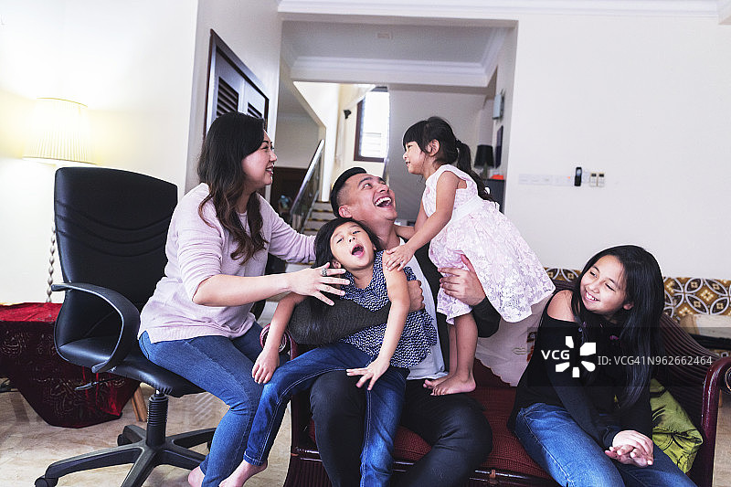 马来西亚家庭在家图片素材