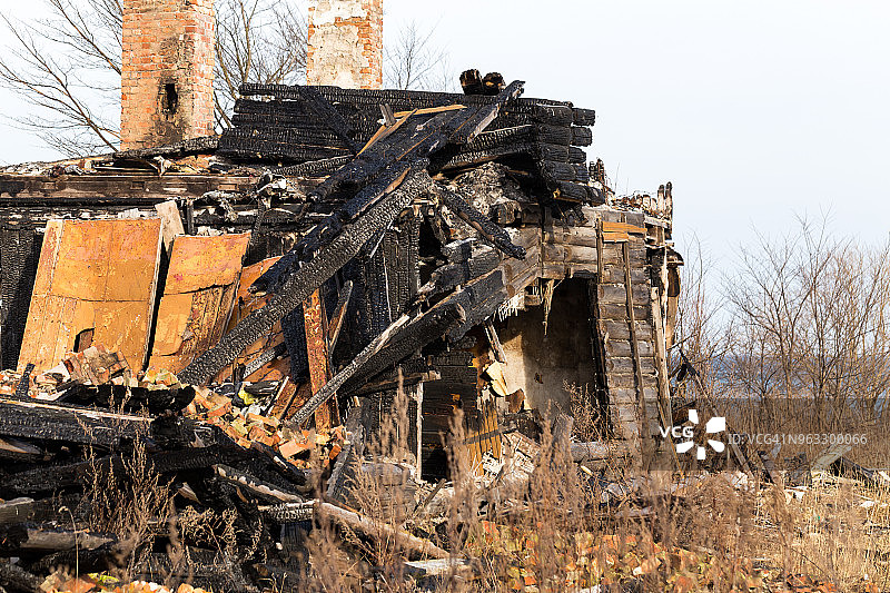 烧毁的房屋的烧焦的废墟和残余图片素材