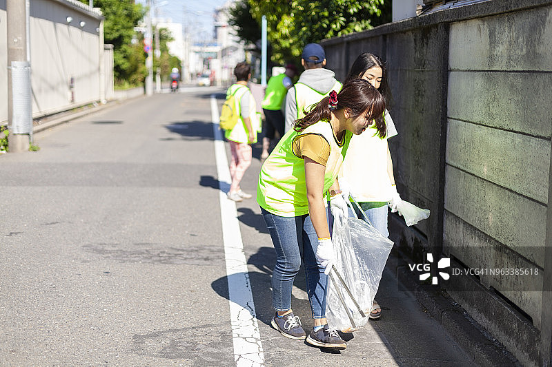 一群志愿者正在清理东京的街道图片素材