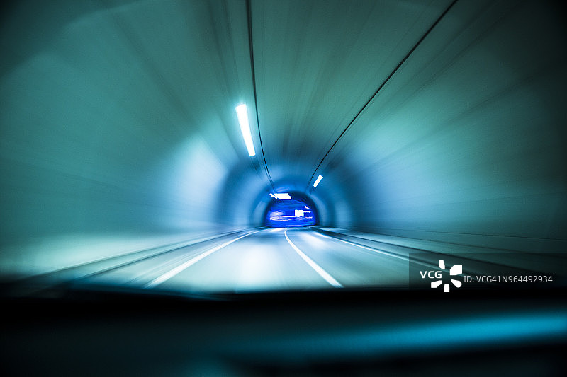 开车通过隧道，抽象与运动模糊和辉光图片素材