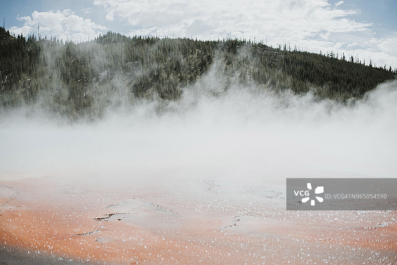 蒸汽从黄石国家公园的间歇泉中涌出图片素材