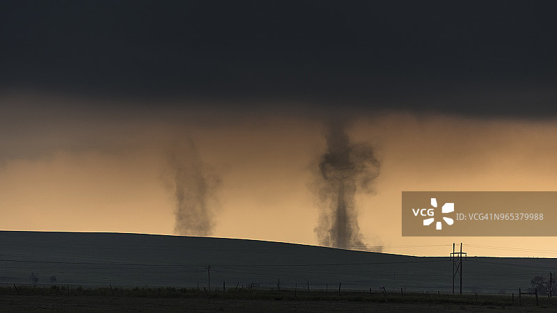 科罗拉多州双龙卷风的剪影。美国图片素材
