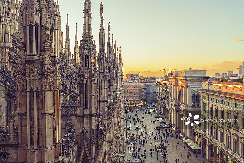 意大利，伦巴第，米兰，日落时分的米兰大教堂图片素材