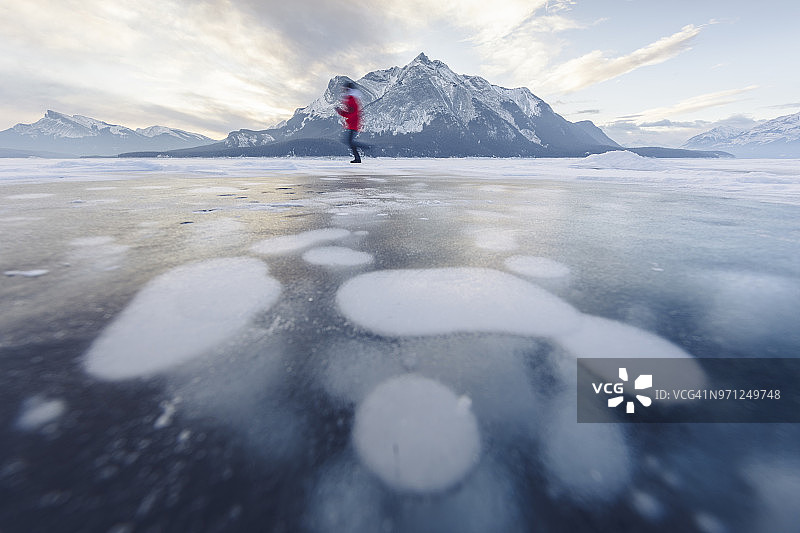 人们在亚伯拉罕湖上冰冻的甲烷泡沫上玩耍的远景图片素材