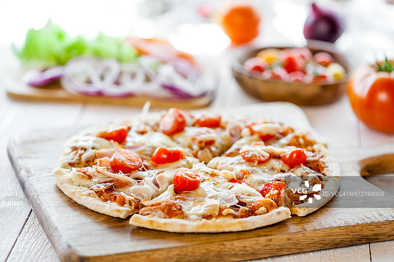 热新鲜的自制传统意大利披萨放在木桌上。披萨墙纸和烹饪食品的概念。特写镜头图片素材