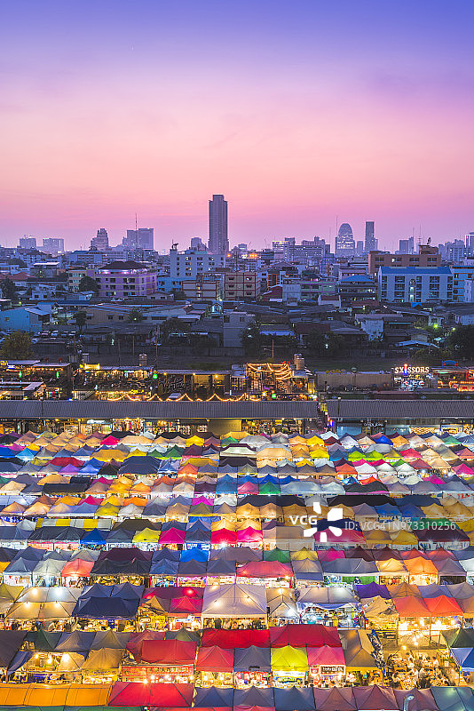 曼谷新开的Rot Fai夜市上五颜六色的摊位图片素材
