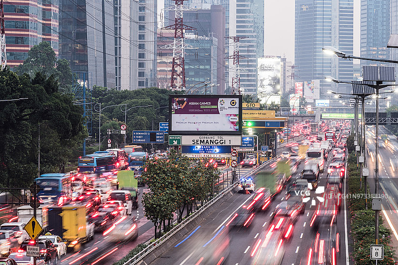 在印度尼西亚雅加达商业区中心的加托苏罗托高速公路上，模糊的交通画面捕捉到了繁忙的交通图片素材