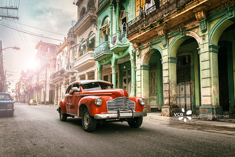 古巴哈瓦那老城的一辆美国老爷车图片素材