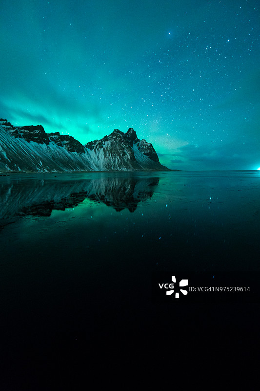 冰岛惊人的北极光-斯托克尼斯，韦斯特拉霍恩图片素材