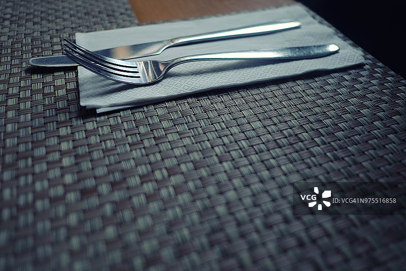 餐叉和刀放在桌上。图片素材