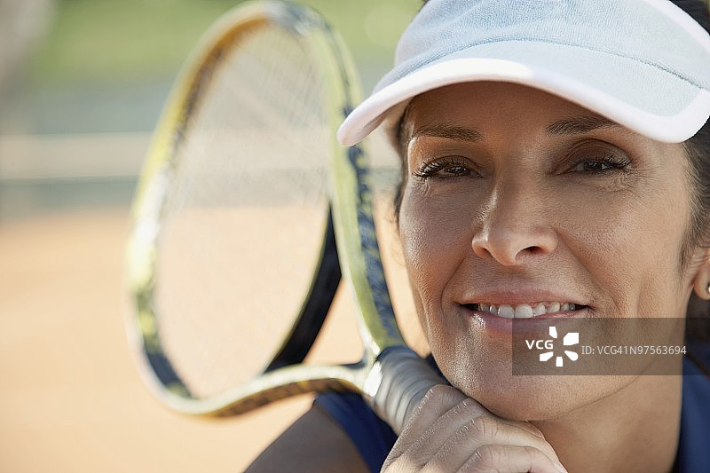 拿着网球拍的女人图片素材