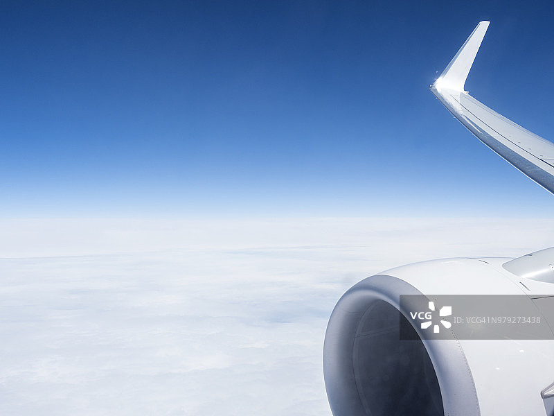 从飞机窗口看云和蓝天。图片素材