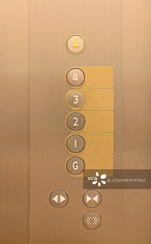 电梯按钮面板上的空白标签。图片素材