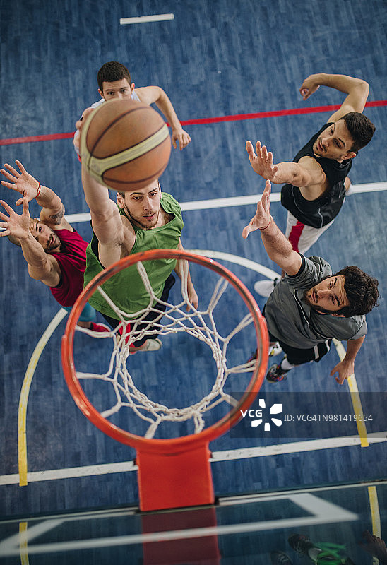 上图是一名意志坚定的篮球运动员在一场比赛中扣篮。图片素材