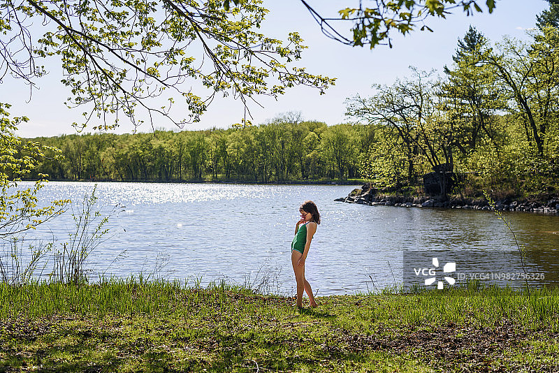 穿着泳衣站在湖边的女孩图片素材