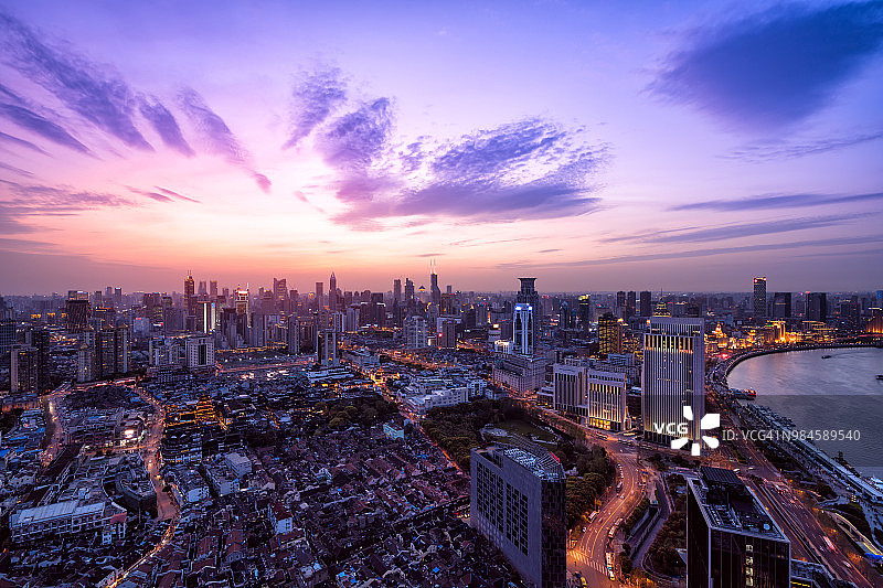 夕阳下的上海天际线图片素材