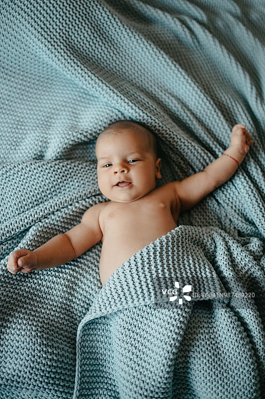 可爱的新生男婴裹在毯子里图片素材