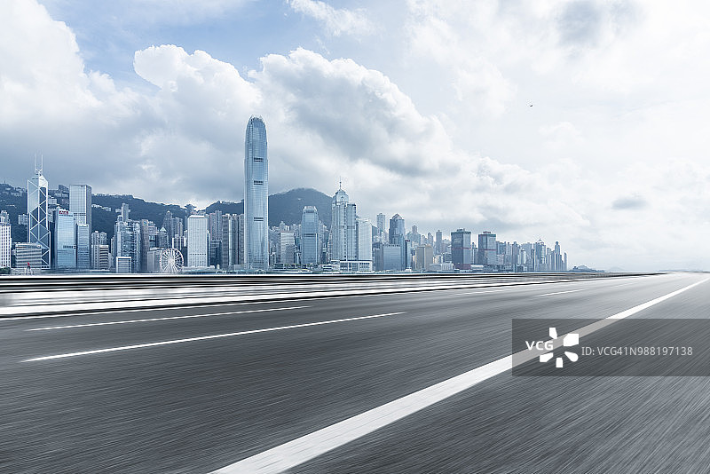 模糊的运动道路与维多利亚港的背景，香港图片素材