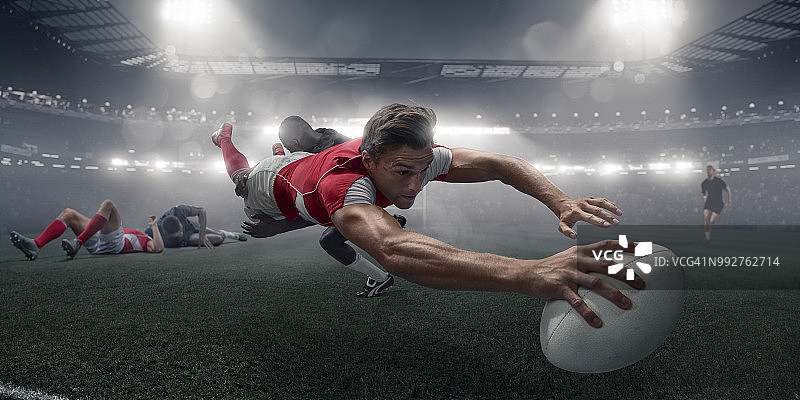 橄榄球运动员在半空中俯冲与球得分图片素材
