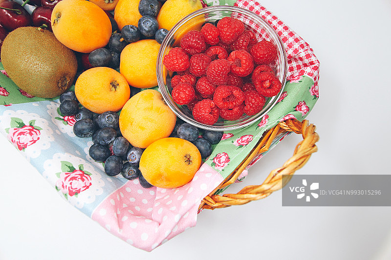 柳条篮子里的新鲜时令水果的静物图片素材