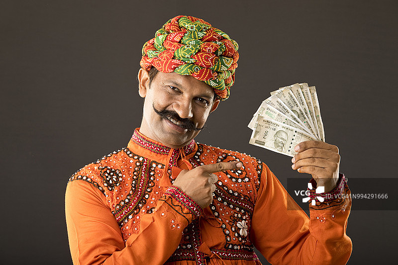 持有纸币的印度人图片素材