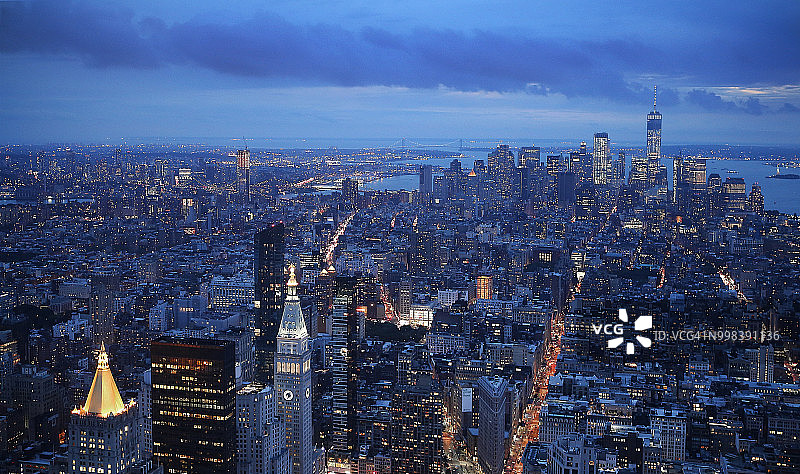 黄昏时分从帝国大厦顶上俯瞰壮观的全景:曼哈顿下城以自由大厦为背景，麦迪逊广场公园以大都会保险公司大厦为前景。美国纽约市图片素材
