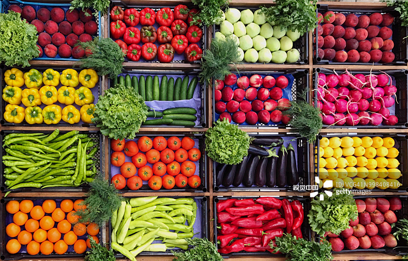 街市档位出售的各种蔬菜及水果的高角度视图图片素材