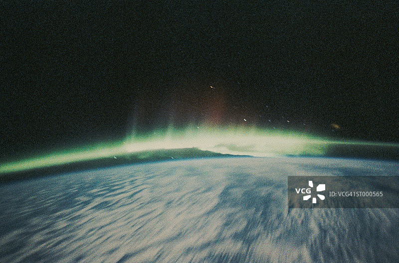 地平线上北极光的卫星图像图片素材