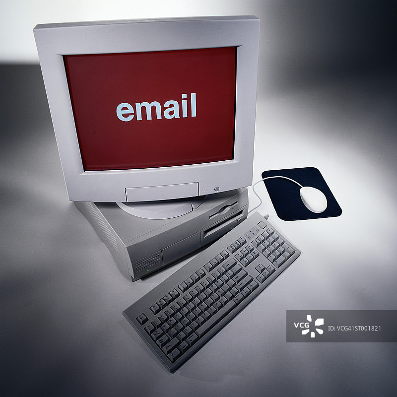 红色电脑显示器上的电子邮件图片素材