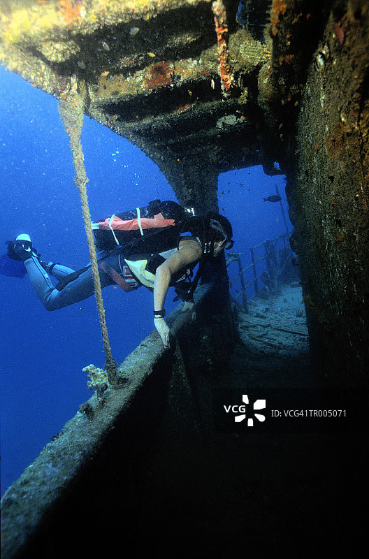 潜水员探索沉船图片素材