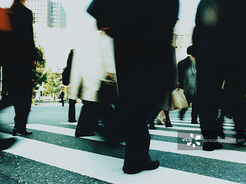 日本东京，涩谷，人们穿过城市街道(模糊动作)图片素材